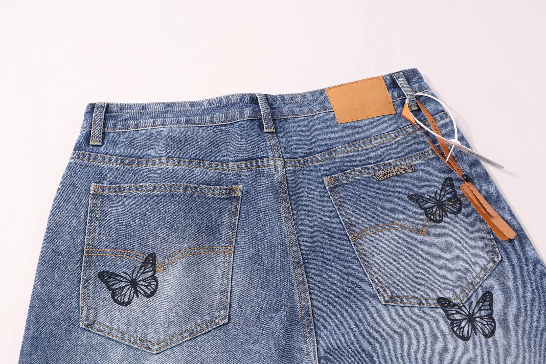 P240 Style No.: H96 Croxin & 𝐂𝐡𝐫𝐨𝐦𝐞 𝐇𝐞𝐚𝐫𝐭 Pingtai SS25 blue butterfly print jeans. Styles with different wash textures are very friendly to people with thin legs. The slightly flared version perfectly modifies the leg shape. The timeless and moderate length makes it easy to match and match. It is the basis for various styles and is a must-have in your wardrobe! The fabric is stiff but also makes the upper body soft without losing texture. The washing process is even more perfect. It is a must-have item for everyone! ! ! Washed wheat, hang tag, pants label, three labels complete Color: blue Size: 28-30-32-34